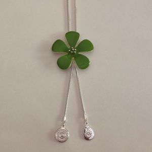 Floral pendant necklace